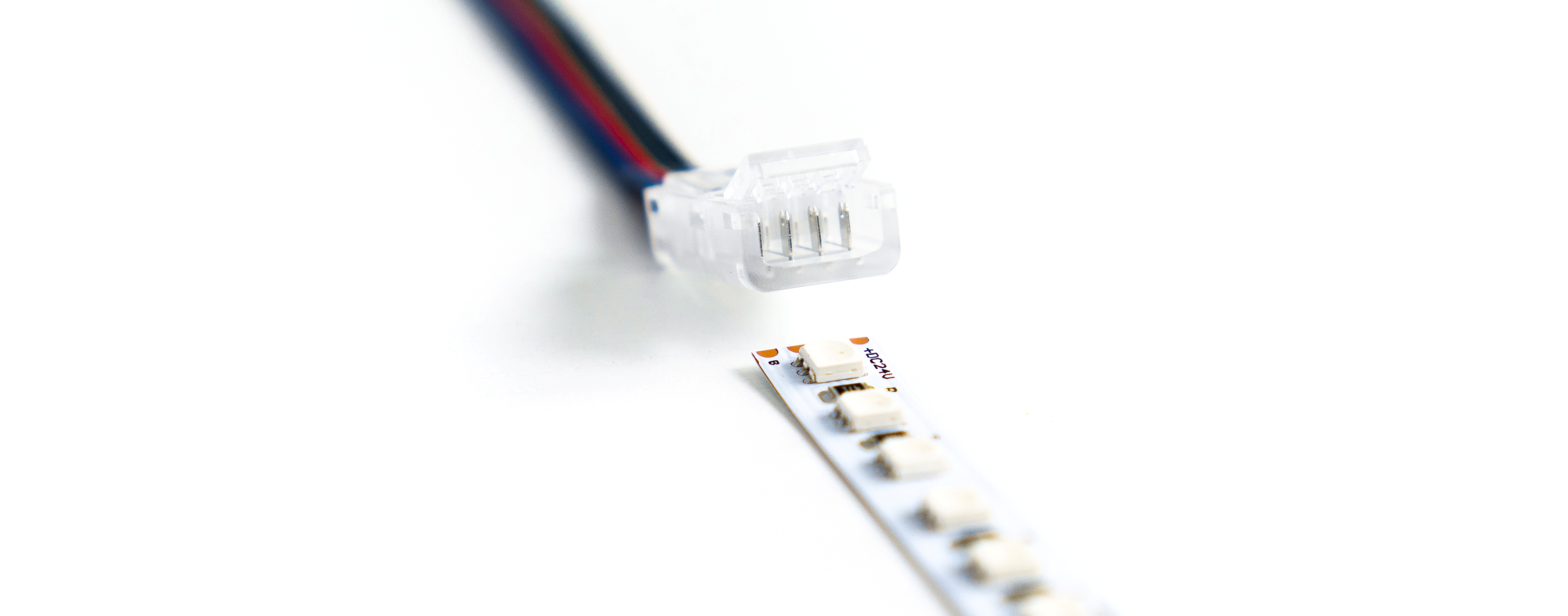 Piny przebijające PCB w taśmie LED RGB lub CCT