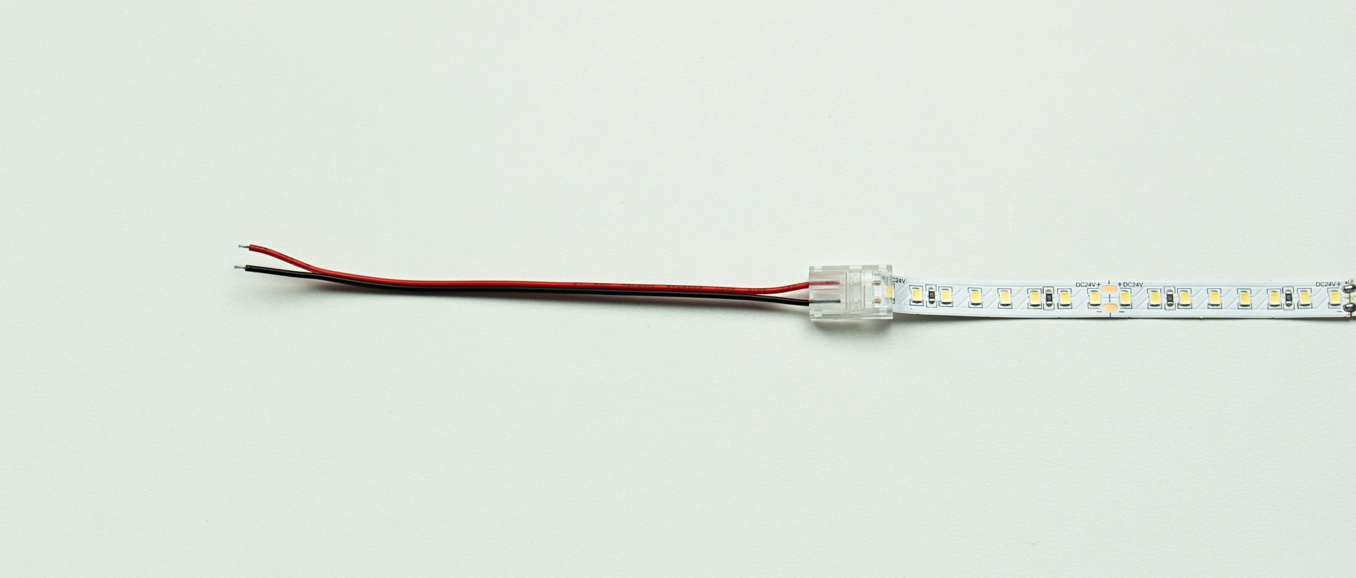 Schemat połącznia taśmy LED i przewodu przy pomocy złączki jednostronne