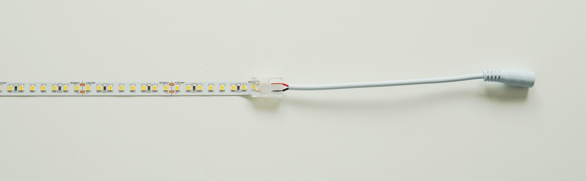 Schéma zapojenia LED pásikov pomocou obojstranného konektora so zásuvkou